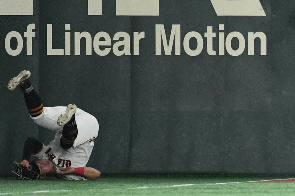 ファウルを追いかけフェンスに激突した岡本和