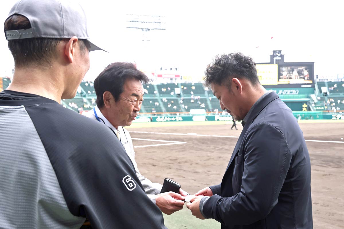 坂本勇人（手前）の目の前で水野スカウト部長と名刺交換した中田翔