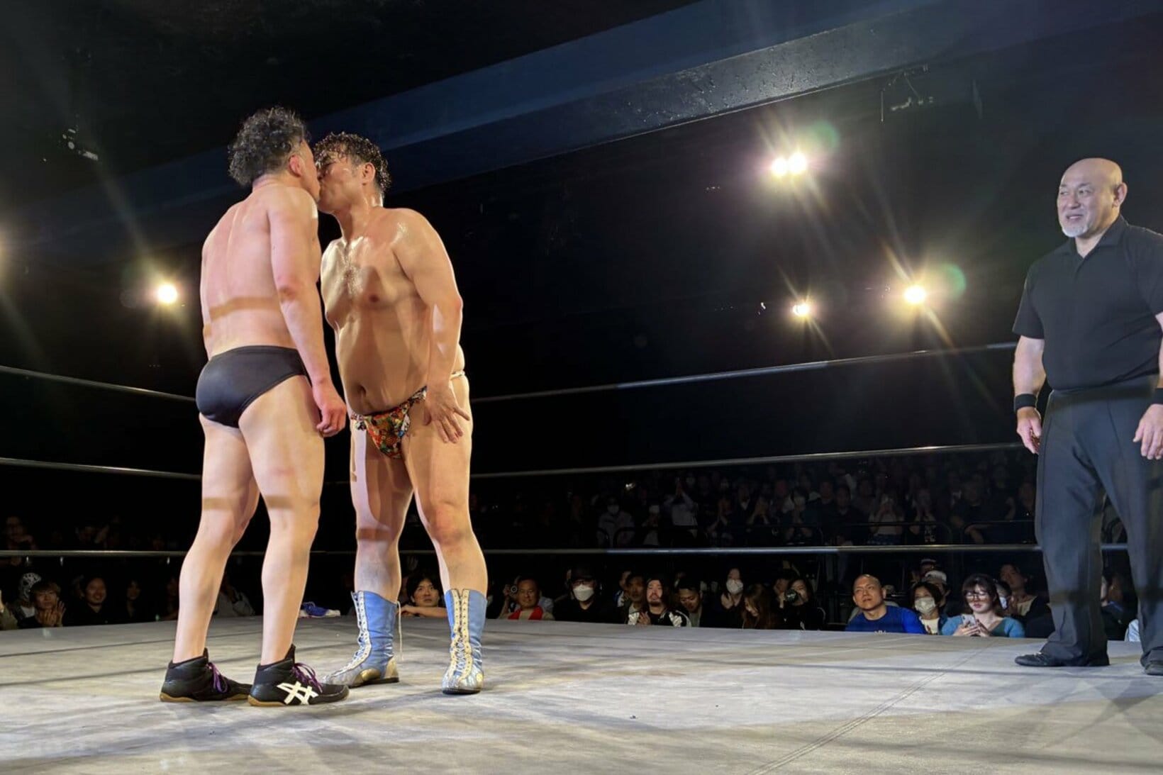 ディーノと唇を合わせる川尻