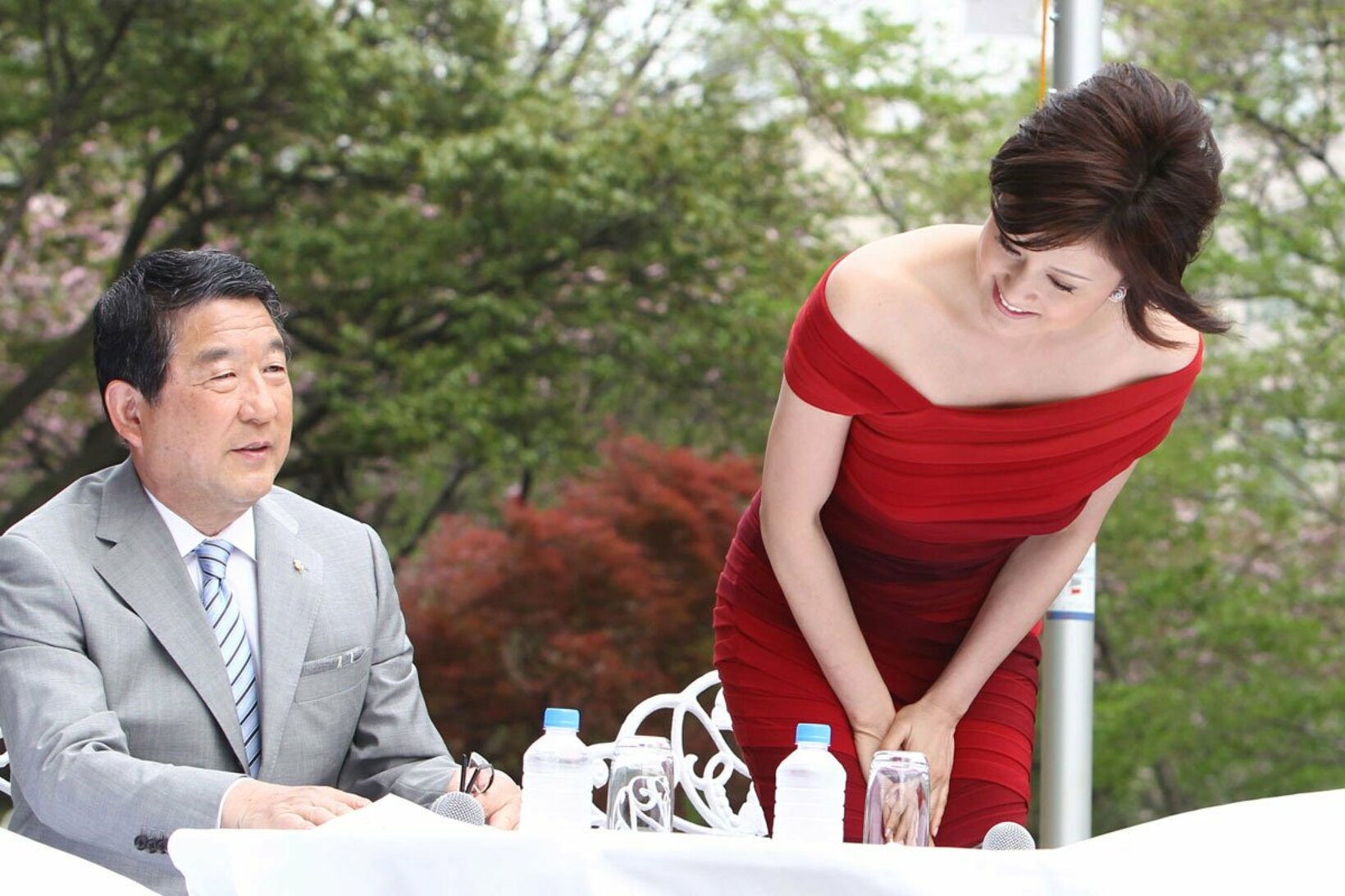 藤原紀香をうっとりと見つめる徳光和夫（左）