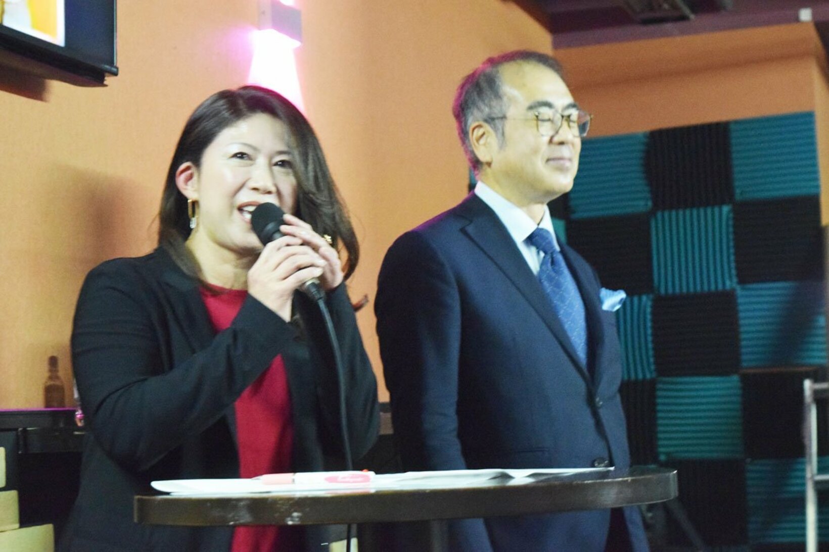 「競拳」の記者発表イベントに登場した安藤裕氏(右)と大奈