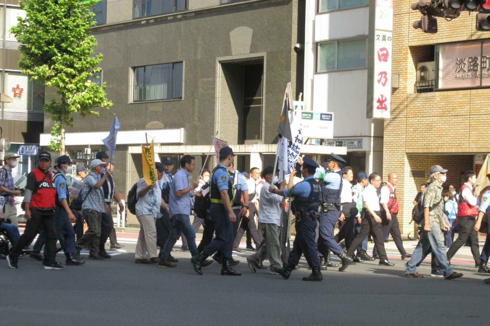 デモ隊のトラブルに警察官が出動