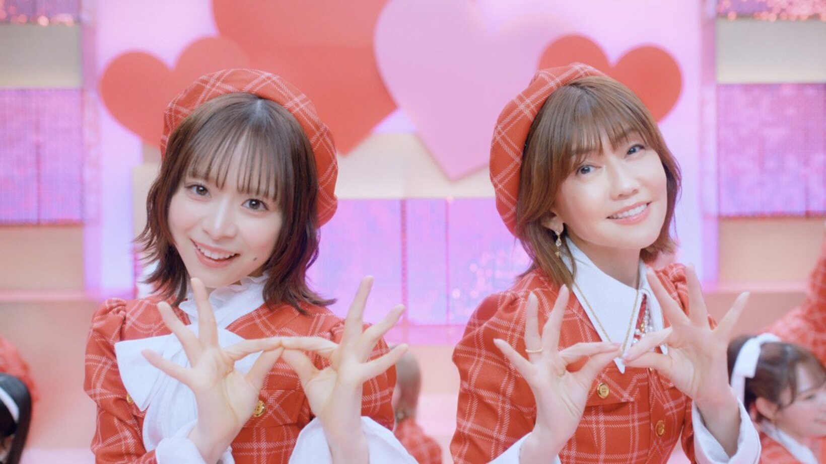 倉野尾成美(左)とパフォーマンスする松本伊代（Ｃ）ＡＫＢ４８