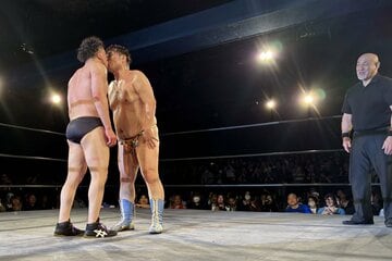 ディーノと唇を合わせる川尻