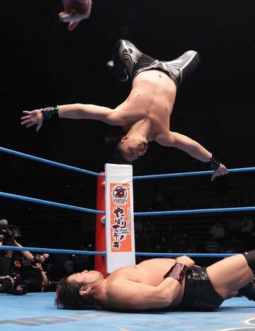  諏訪魔（下）に月面水爆を決めるジェイク・リー（東スポWeb）