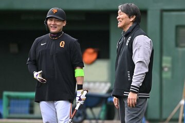 丸佳浩（左）に助言を送る松井秀喜臨時コーチ