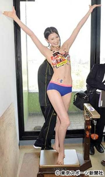 高野人母美はシールブラ姿を披露