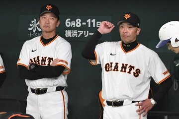 阿部慎之助監督(右)と二岡智宏コーチ