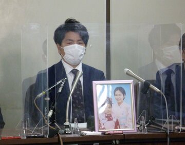  遺影を前に会見する松永拓也さん
