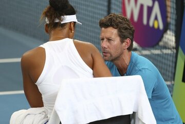  フィテッセ新コーチのアドバイスを受ける大坂（AP）