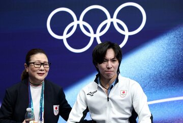 キスアンドクライで得点をかみしめる三浦佳生（右＝ロイター）