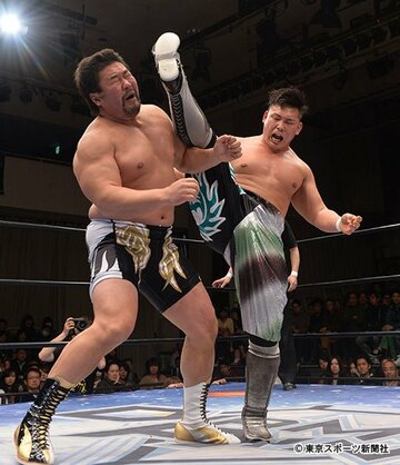  中嶋は健介にためらいなく蹴りを入れた