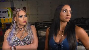 ジュリア（左）は挑戦権を得たキアナを微妙な表情で見つめた （©AbemaTV, Inc.）