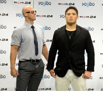  正面を見据えたスダリオをディラン（左）がにらみつけた（（Ｃ）ＲＩＺＩＮ　ＦＦ）