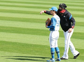 日本ハム・新庄監督(右)は、キャンプ中も五十幡亮汰らナインに直接指導を行っているが…