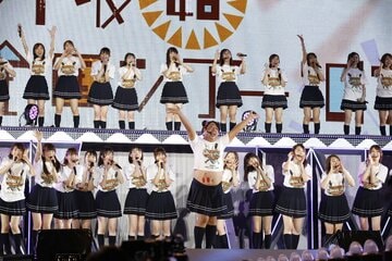 乃木坂４６のコンサートで踊る日村扮する「ヒム子」