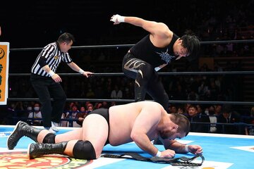 試合後、ウルフアロン（下）を襲う成田蓮