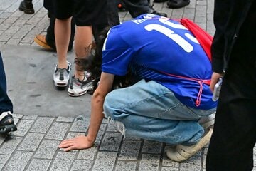 東京・渋谷の路上で落胆する日本サポーター