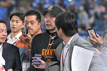 試合後、記者に囲まれる巨人・阿部監督