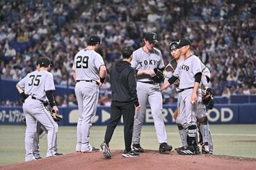 ５回一死で降板となった巨人・ウィットリー(中央右)