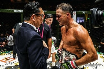 試合後、榊原信行CEO(左)からベルトを巻かれたダニー・サバテロ