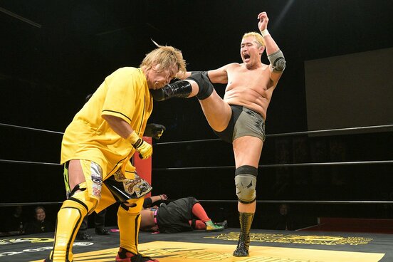 谷嵜なおき（左）を攻める河野真幸