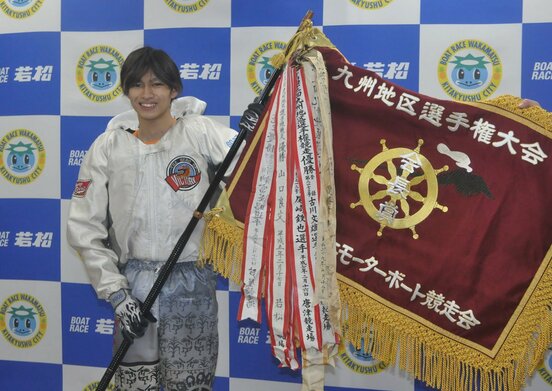 優勝旗を掲げる末永和也