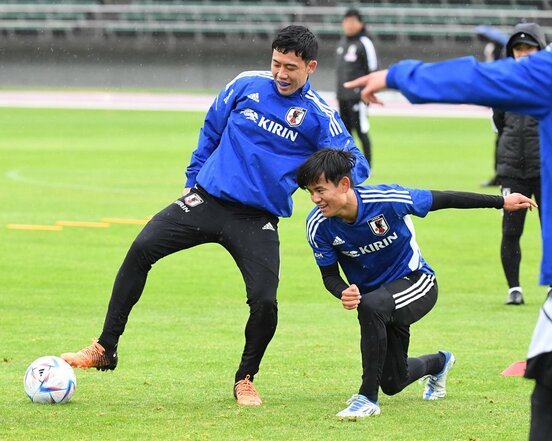  久保建英(右)とボールを競り合う遠藤（東スポWeb）