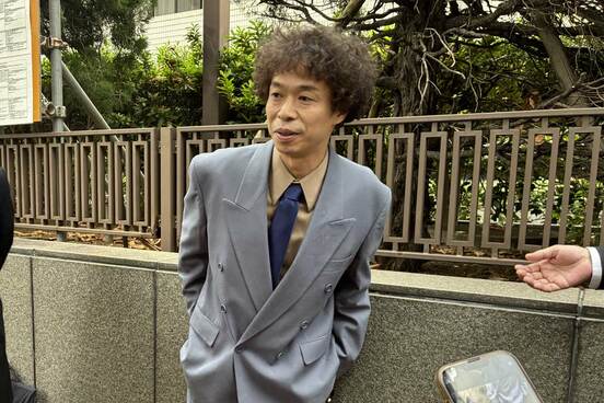 公判後に囲み取材に応じた渡邊センス