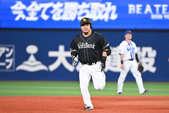 9回一死の土壇場で同点ソロを放ち、ダイヤモンドを一蹴するソフトバンク・山川穂高