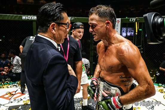 試合後、榊原信行CEO(左)からベルトを巻かれたダニー・サバテロ