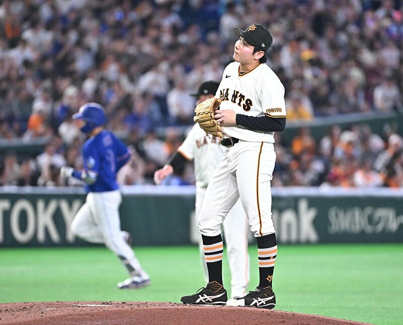 ３回に中日・石伊(左)に一発を浴び、マウンド上で首をひねる巨人・竹丸和幸
