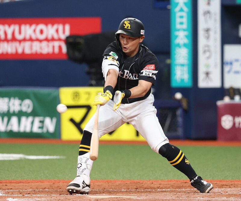 片手打ち？８回に決勝打を放ったソフトバンク・中村晃