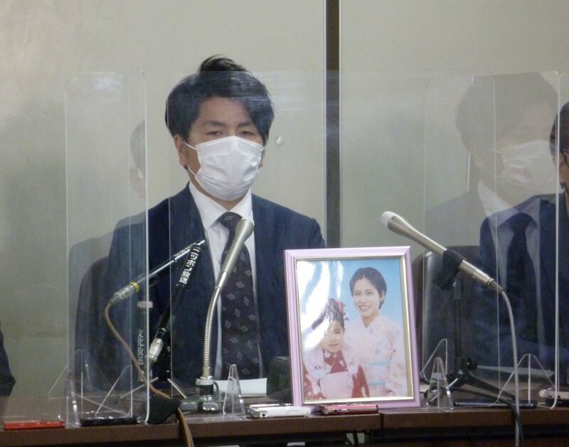  遺影を前に会見する松永拓也さん