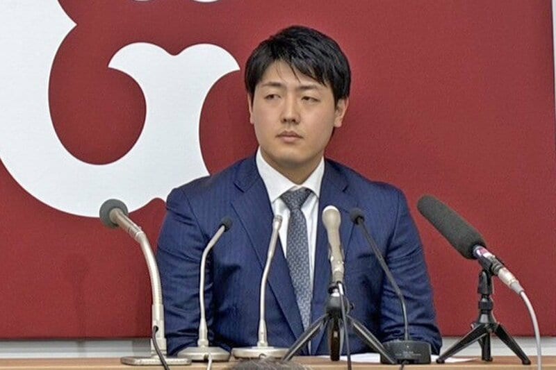 会見した岡本和真