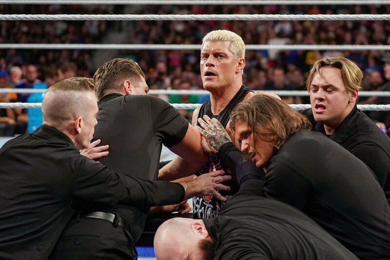 セキュリティー総出で、AJへの「報復」を止められる統一王者コーディ・ローデス（©WWE）