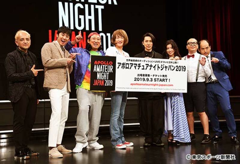  左からＤＪ　ＴＡＲＯ、「ロバート」山本、秋山、馬場、ダンサーのＴＡＫＡＨＩＲＯ、當山みれい、「トレンディエンジェル」たかし、斎藤
