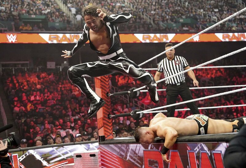 エプロンのミズ（下）にニードロップを落とす中邑真輔(C)2023 WWE, Inc. All Rights Reserved.