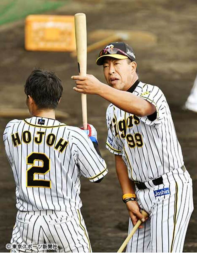  井上打撃コーチ（右）の鬼軍曹化に「イイネ」の嵐だ