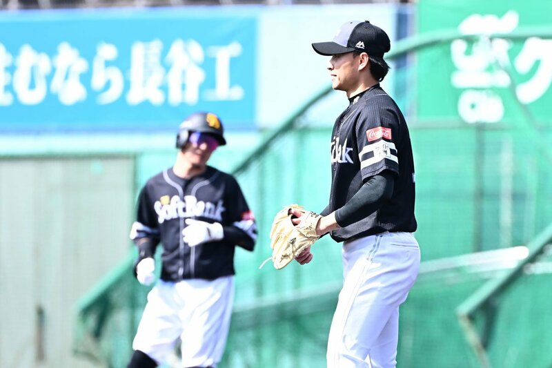 牧原大成（左）にヒットを打たれた徐若熙