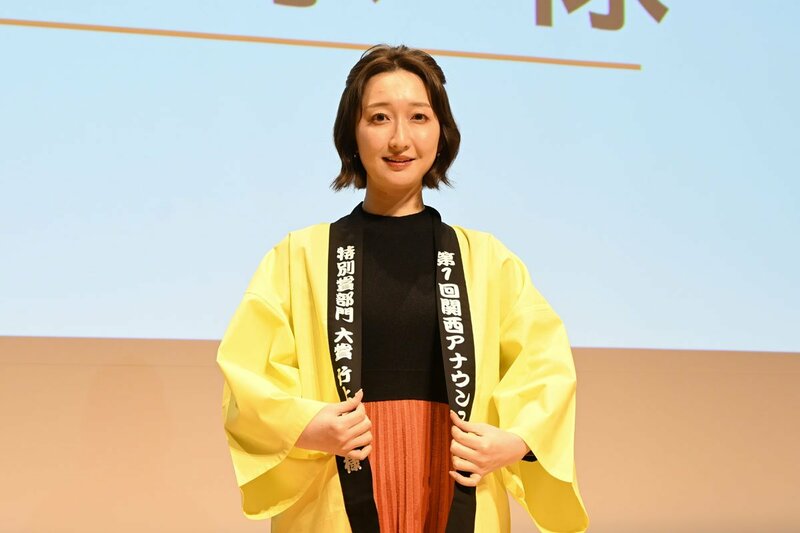 「特別賞部門　大賞」を受賞した竹上萌奈アナ