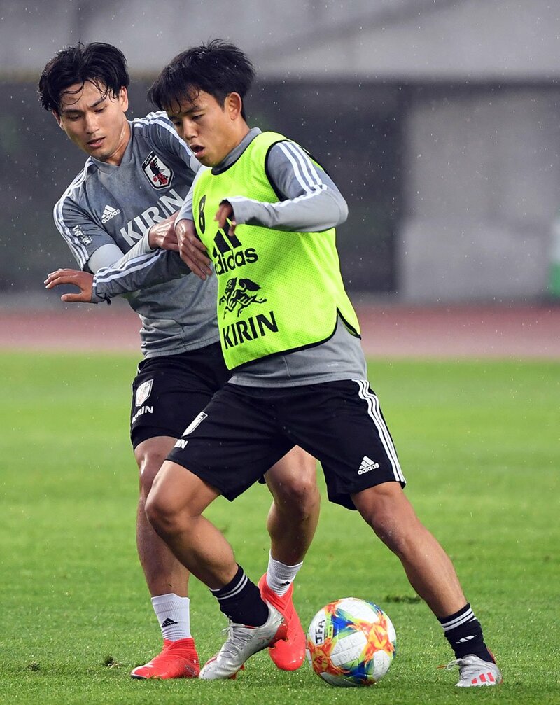  サッカー界大分裂の影響はＭＦ南野拓実(左)とＭＦ久保建英に直撃しそうだ