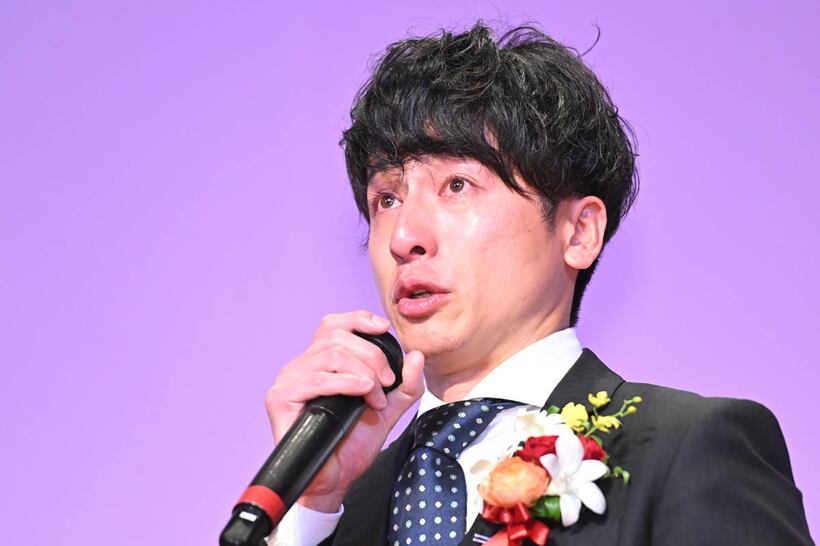 亡き父を思い出し涙ぐむ伊藤正真