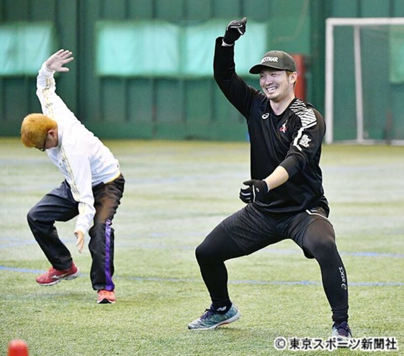 ストレッチをする鈴木誠（右）