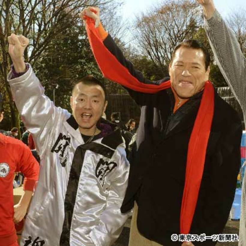 亡くなった春さん（左）と猪木氏