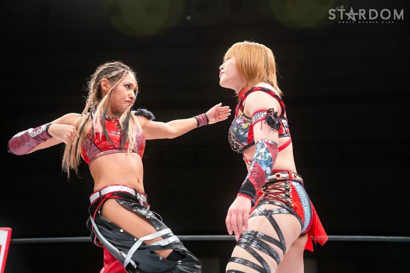  朱里(右)を攻めるジュリア