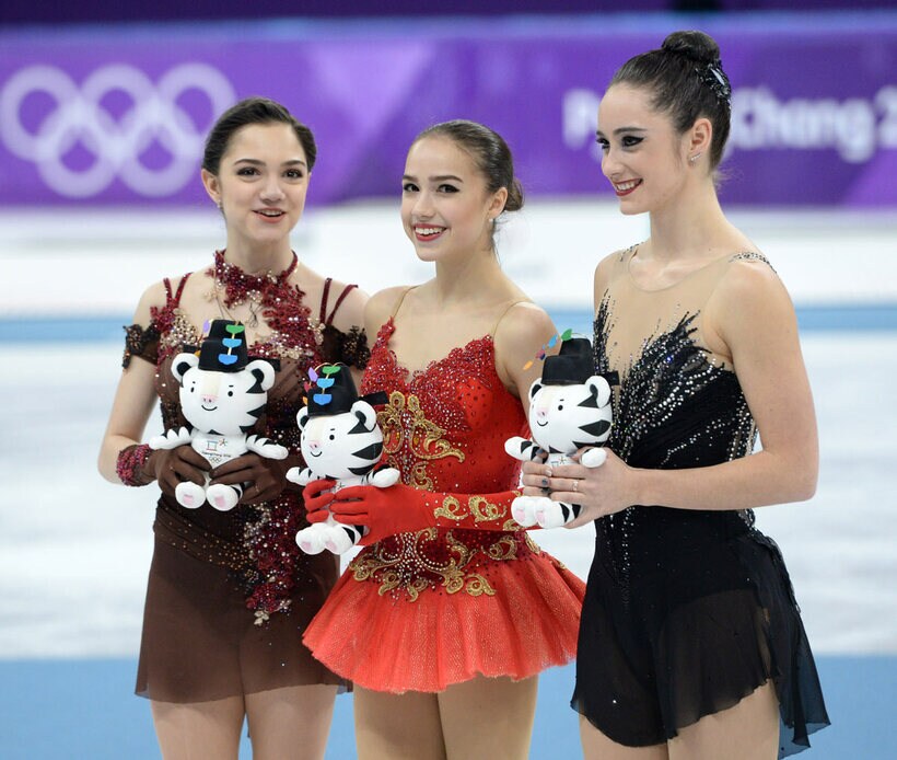 平昌五輪の表彰式で（左から）銀メダルのメドベージェワ、金メダルのザギトワ、銅メダルのオズモンド