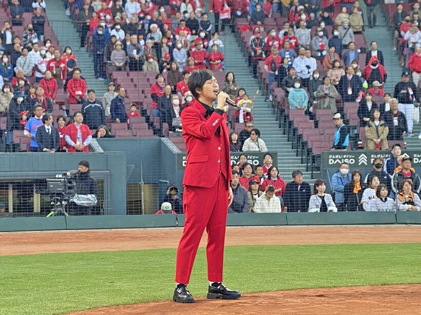 マツダスタジアムでの広島ー巨人戦で、国歌斉唱をした岡本幸太