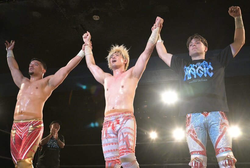 左からタイタス・アレクサンダー、清宮海斗、アーチー・コール