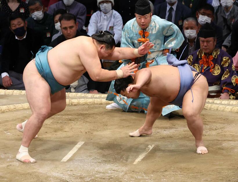 翔猿（右）は玉鷲を寄り切り３連勝